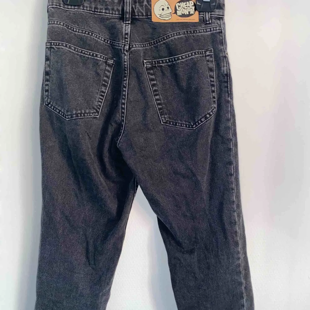 Så fina mom jeans som är i nästan stentvättade svart färg, Från CheapMonday. Använda 1 gång typ så i ny skick. Jeans & Byxor.