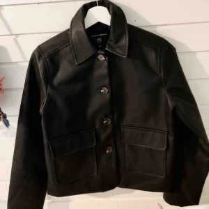  - Jättecool och trendig ( fake ) skinn jacka köpt på Zalando !  Bara använd 1 gång då jag köpte den i höstas och nu är den för liten.  Är verkligen perfekt till våren och passar till allt !  Riktig statement jacka ! 🧚🏼‍♀️ 💗✨