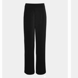  - Säljer dessa snygga byxorna från hm i det lite tjockare materialet, endast använda fåtal gånger då den är för stora💕💕