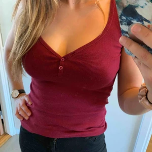  - GARDEROBRENSNING!  Mörkrött snygg linne. Kolla min profil för fler plagg! :)