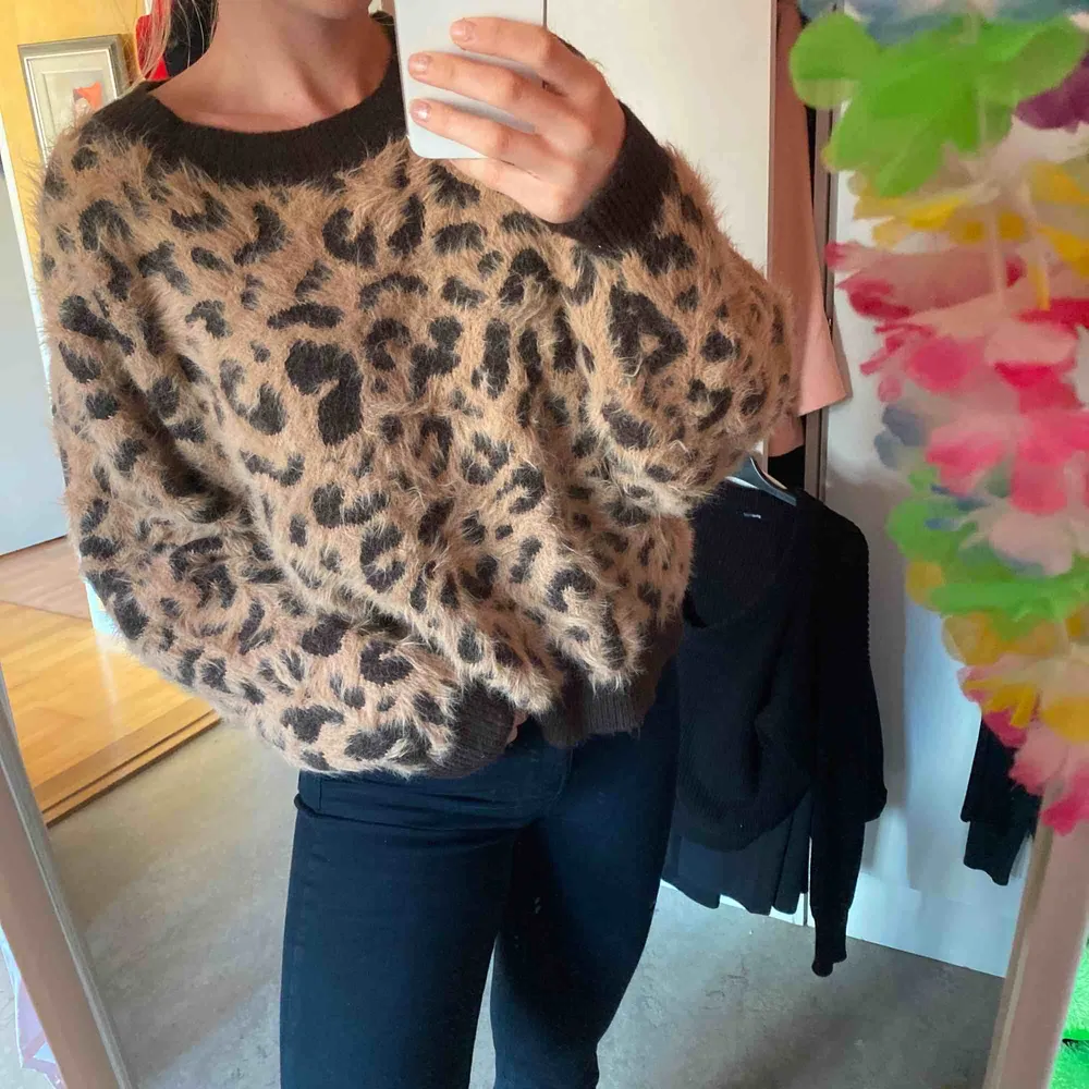 Mysigaste fluffiga leopardtröjan, piffar verkligen upp en outfit 🖤🐆 möts helst upp i gbg då den blir dyr att posta!. Tröjor & Koftor.