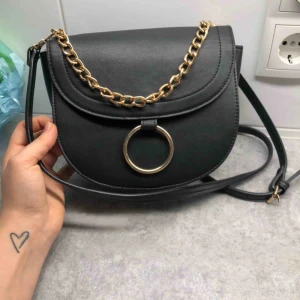  - Sparsamt använd väska! Axelbandet går att ta bort 💐