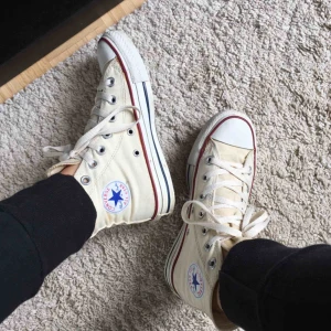  - Cremefärgade Converse i hög modell. Storlek 36. 