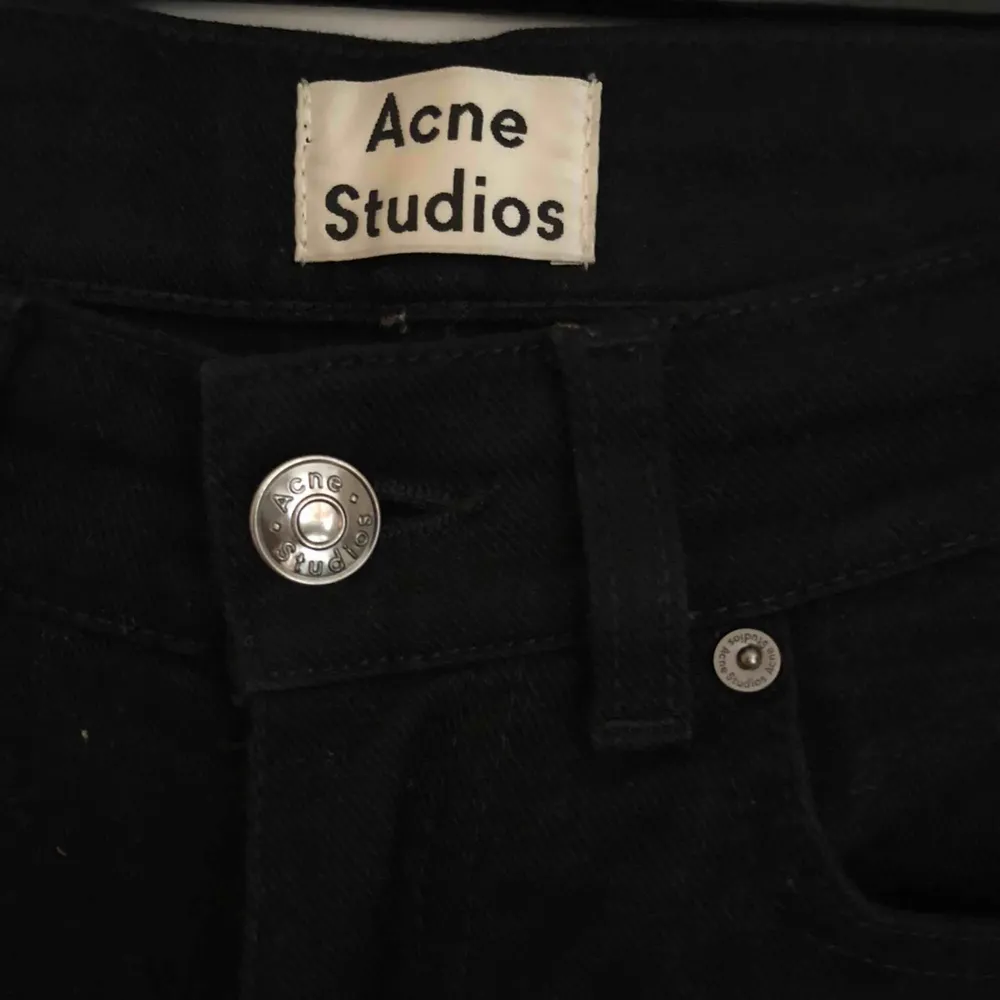 Svarta jeans (Lita Black, Flare) från Acne. Storlek 26/32. Inklusive frakt. . Jeans & Byxor.