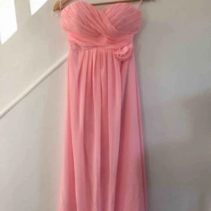 NY- Rosa balklänning i fint skick  - En långklänning som är använd en gång. Den är måttsydd men storleken är som S. Klänningen är i mycket bra skick