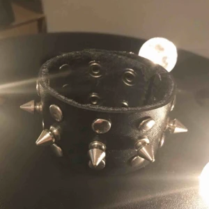 Nitarmband - 17-20 cm runt handleden. Justerbar med knappar. Ett fint nitarmband i super skick. Frakt ingår i priset!