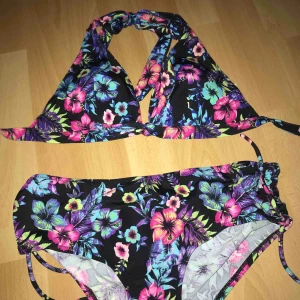  - Blommig söt bikini. Båda delarna är i storlek S