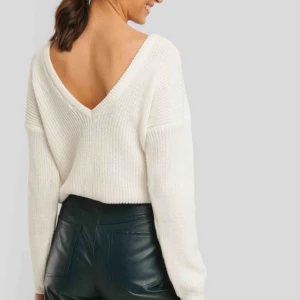  - Säljer min vita V ringade stickad från Nakd! 