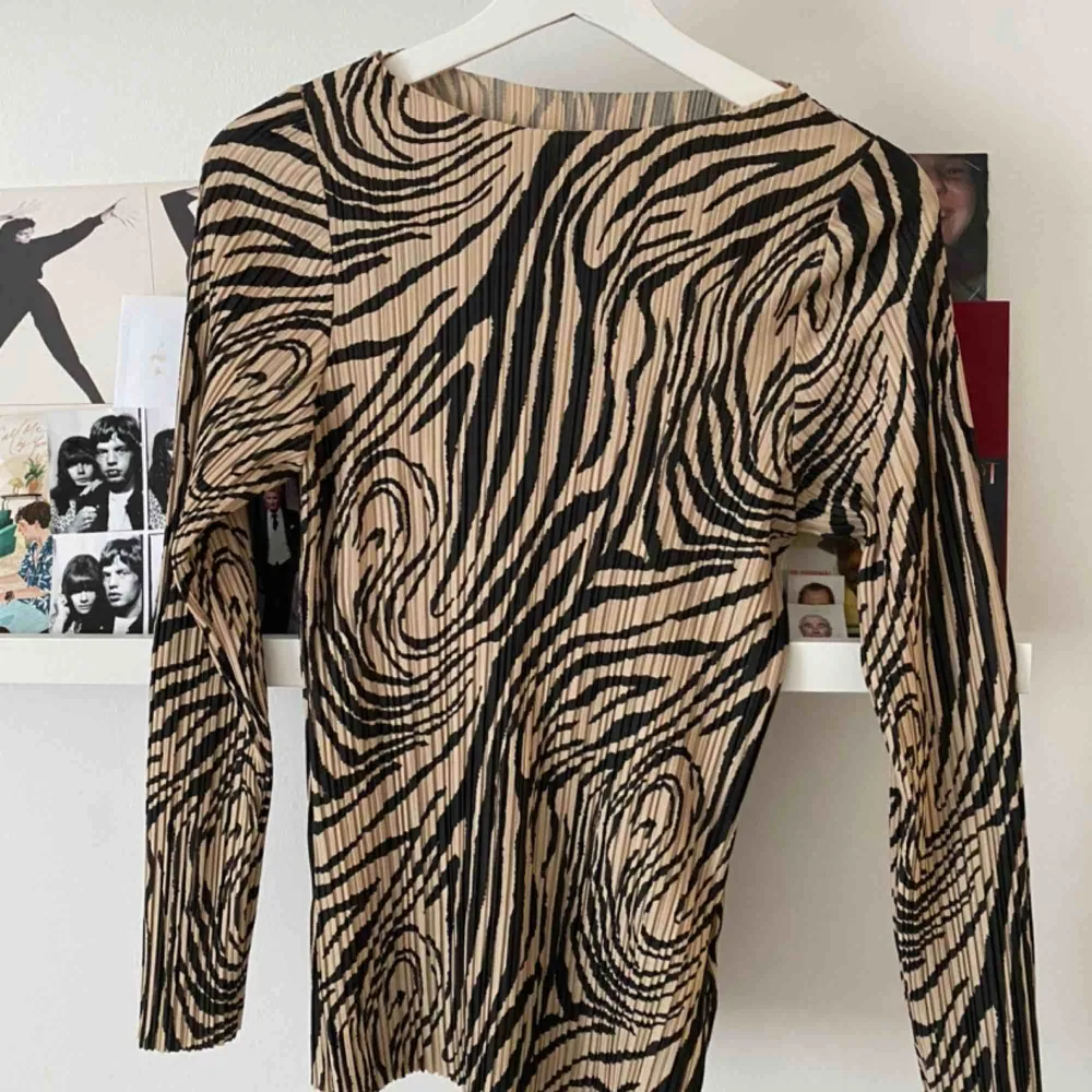 Leopard tröja/blus från River Island köpt på Zalando ! Enbart använd en gång. Strl 36 men passar mig som både har XS och S. Blusar.