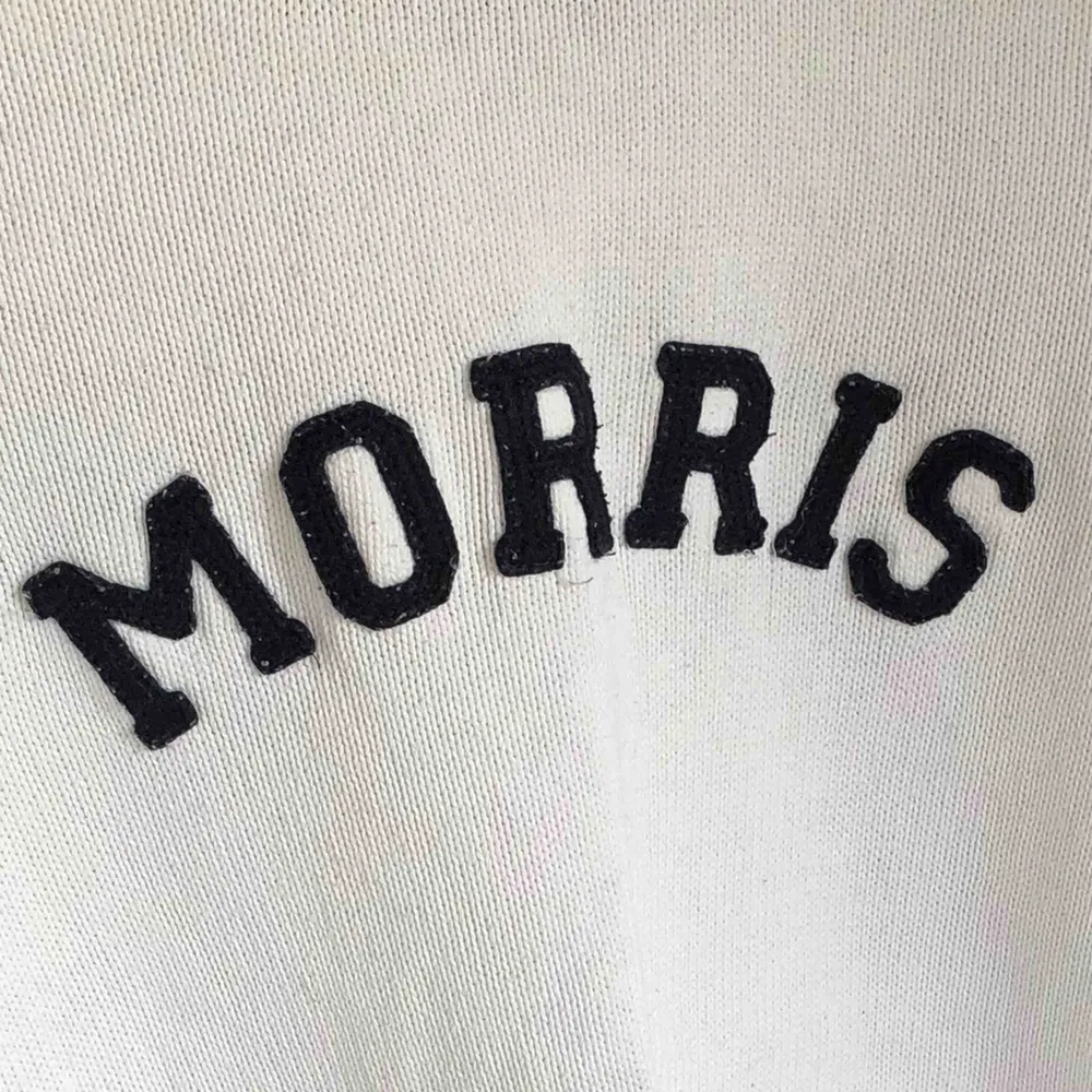Stickad tröja från Morris, lite nopprig på trycket (se bild) men annars i mycket fint skick . Stickat.