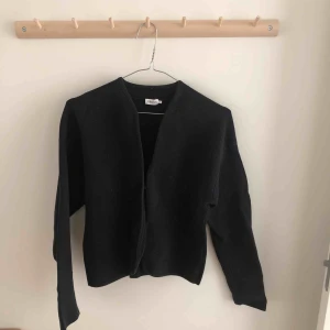  - Filippa K stickad kofta. Använd därav lågt pris.
