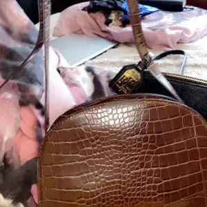 Axelremsväska köpt från zalando. 
