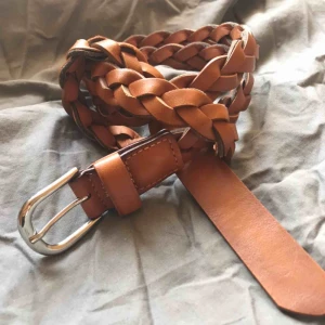  - Flätat brunt bälte