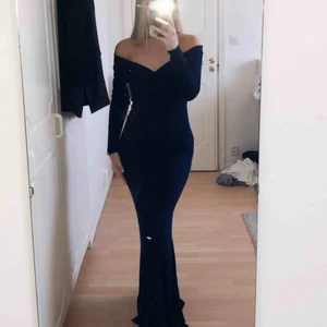  - Hej!🥰 Säljer en långklänning som skulle passa superbra till exempelvis studentbalen men även vid andra tillfällen. Den går att använda som både bild 1 och 2. Färgen är marinblå, storlek small! Den är aldrig använd (prislappen sitter kvar). Nypris 599