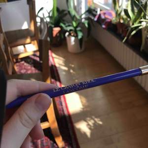 Le Crayon khôl av Lancôme(eyelinerpenna), nypris 220kr. Cool lila färg, ej använd