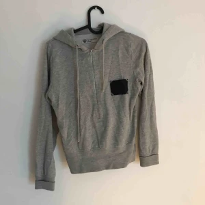  - Croppad hoodie från Tiger of Sweden. Har luva och dragkedja som går ca halvvägs. Supersöt som träningströja eller kombinerat med jeans och sneakers :) 