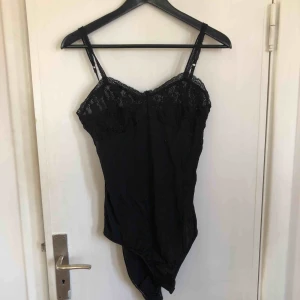  - Body som jag köpt för flera år sen på second hand men bara har blivit liggandes i garderoben. Supersnygg med lite spetsdetaljer! Går att justera banden 👍Köparen står för frakt 🤠
