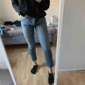  - Svincoola jeans från zara med nitar över benen. Frakt ingår inte 