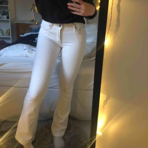  - Snygga, bekväma bootcut jeans🤩 skulle säga att storleken sitter som en XS/S, men dom är stretchiga. Jag är 173, som längdreferens. På ena sidan saknas en av ”öglorna” där man har skärpet men det påverkar inte hur skärpet sitter💞