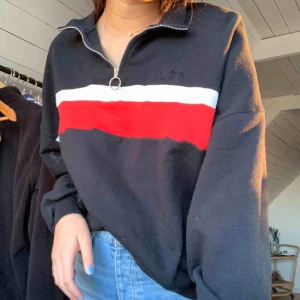  - Mysig tröja från pull&bear💕 Tyvärr har den små hål som man kan se på första bilden efter att jag tog bort ett tryck där, men det syns inte om man har ngt svart under☺️ priset inkl frakt men kan sänkas ytterligare