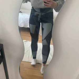  - Säljer dessa snygga träningsbyxor pga att de är för långa för mig. Endast använda vid tagning av bilden💛