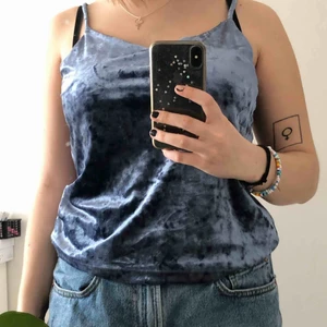 Linne i cracked velvet - Köpt från Lindex men aldrig hittat rätt tillfälle att ha på mig det! 💖 10/10 skick, aldrig använt 💖 Storlek S, stor i storleken så passar medium och kanske tillochmed large.