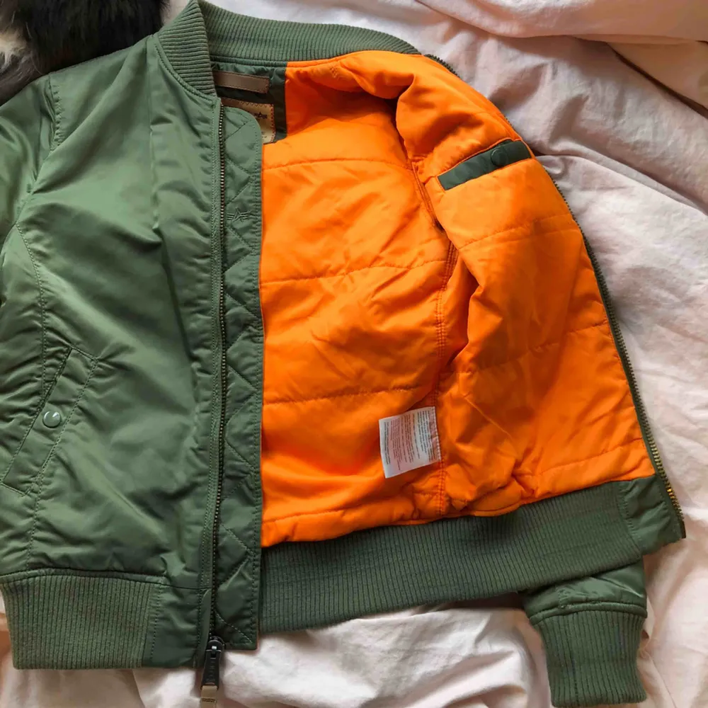 Alpha industries bomberjacka i de klassiska gröna och orangea färgerna som jag fått men aldrig fått användning för pga för liten storlek!!💖10/10 skick, flight-tagen är kvar💖Storlek S, true to size💖Nypris - 1100-1900kr  . Jackor.