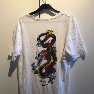  - Nike sb t-shirt med drake på, knappt använd bra kvalité💙