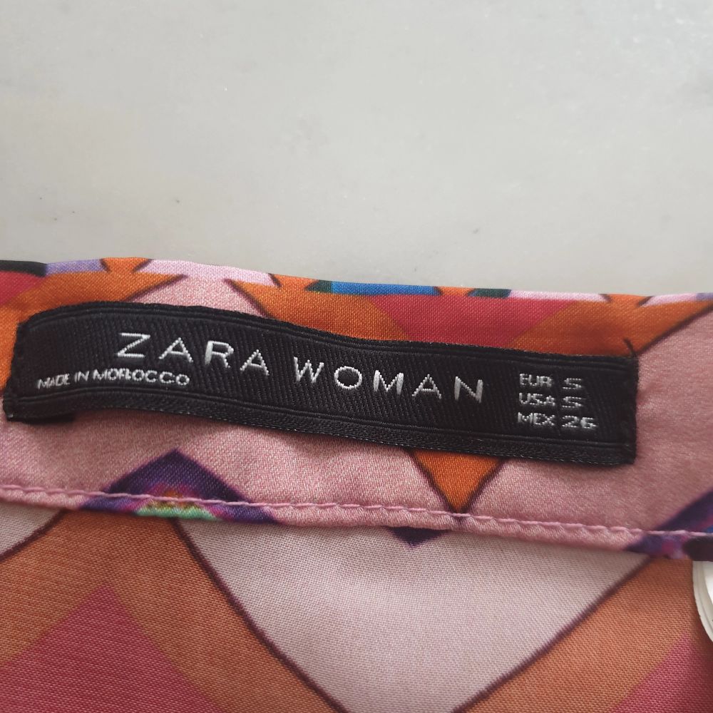 Super fin kjol i silkesmaterial från Zara med slits på vänsta sidan. Använd 1 gång. Säljer pga blivit för liten.. . Kjolar.