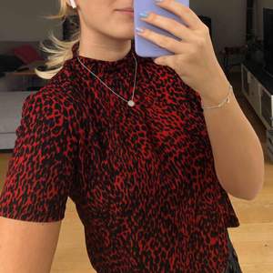 Röd och svart t-shirt från Zara med leopard mönster och polokrage. den är inte croppad men ändå lite kortare, går över naveln💕använd max 3 gånger, frakt kostar ca 60kr