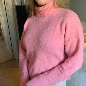  - Rosa tjocktröja med polo. Ganska kort i stoleken. 