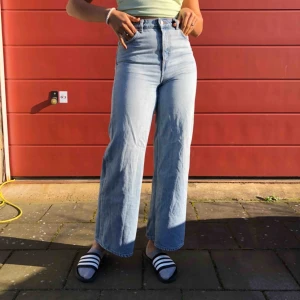  - skit snygga byxor från weekday!!🥺❤️❤️ modellen är ACE! Jag är 171 cm därför ser de kortare ut. obs, dem är ganska urtvättade. 