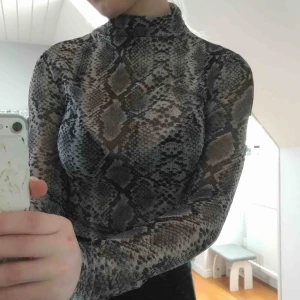 - Ormmönstrad topp, lite genomskinlig. Perfekt till fest!