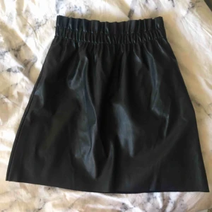  - Skinnimitation kjol från BIKBOK med resår i midjan. Storlek XS men funkar även för S. 