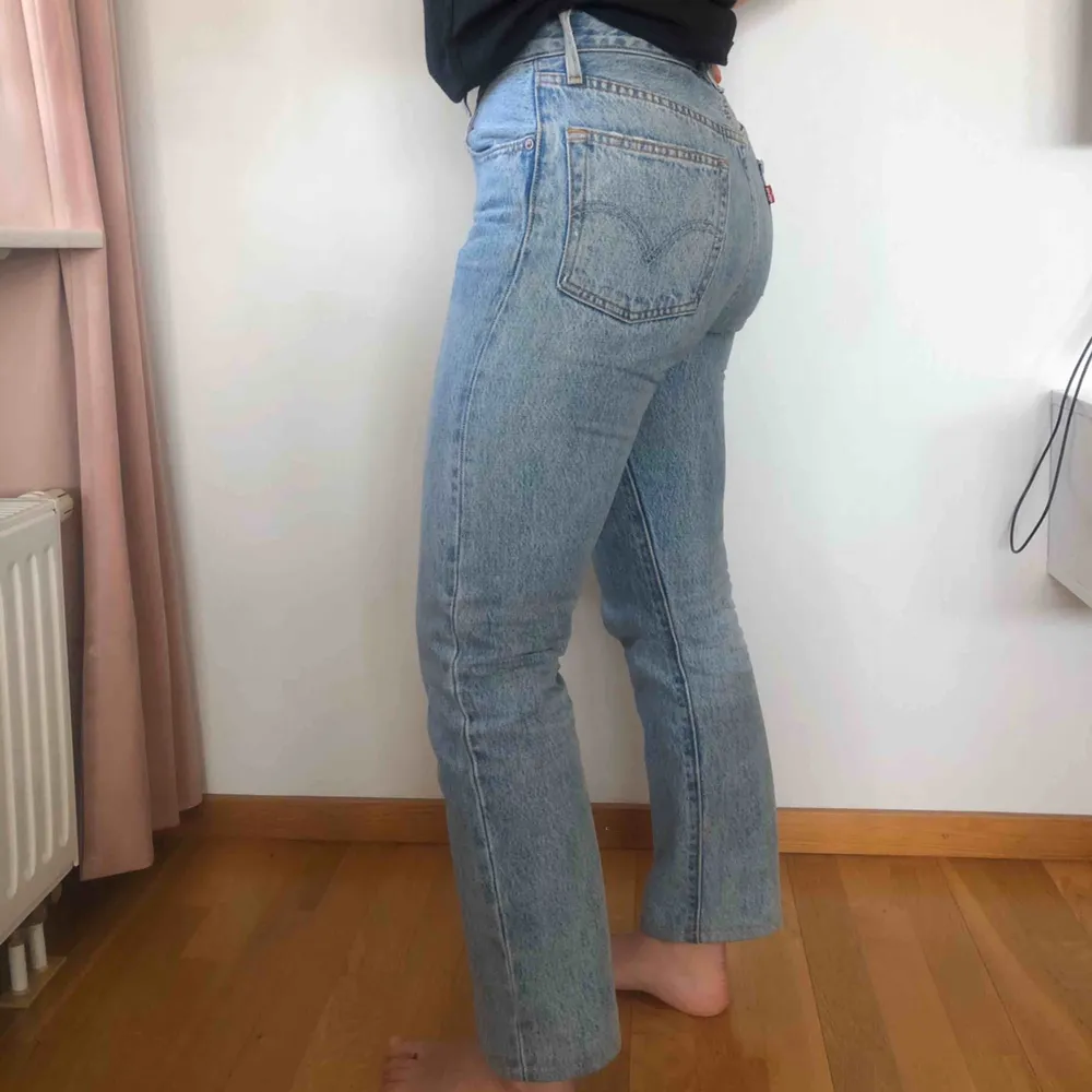 Ljusa jeans från Levi’s. Modell: 501. Bra skick. Frakt tillkommer :). Jeans & Byxor.