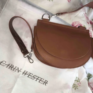  - Brun axelbandsväska från Carin Wester! Knappt använd. Frakt på 70kr tillkommer❣️ (Kan tänka mig gå ner i pris vid snabb affär)