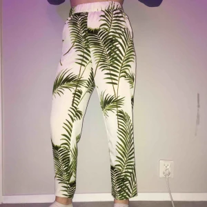  - Säljer nu mina tyg byxor på grund av att dom aldrig kommit till användning. Riktigt bra skick då dom bara har använts en gång. Det är bara att skriva om du har några frågor eller vill ha fler bilder.  Köparen står för frakten😊💕