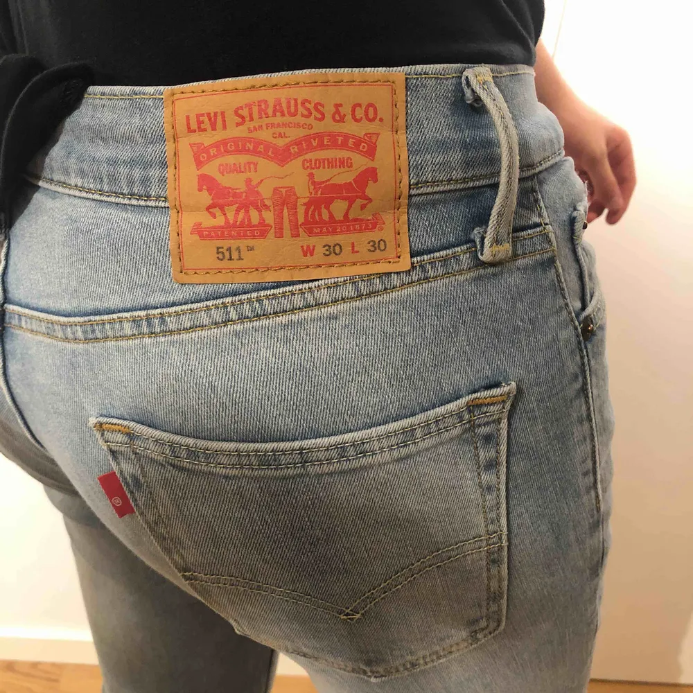 Ett par Levis jeans i modell 511. Storlek: W30L30. Klippta vid byxbenen. Aldrig använda!. Jeans & Byxor.