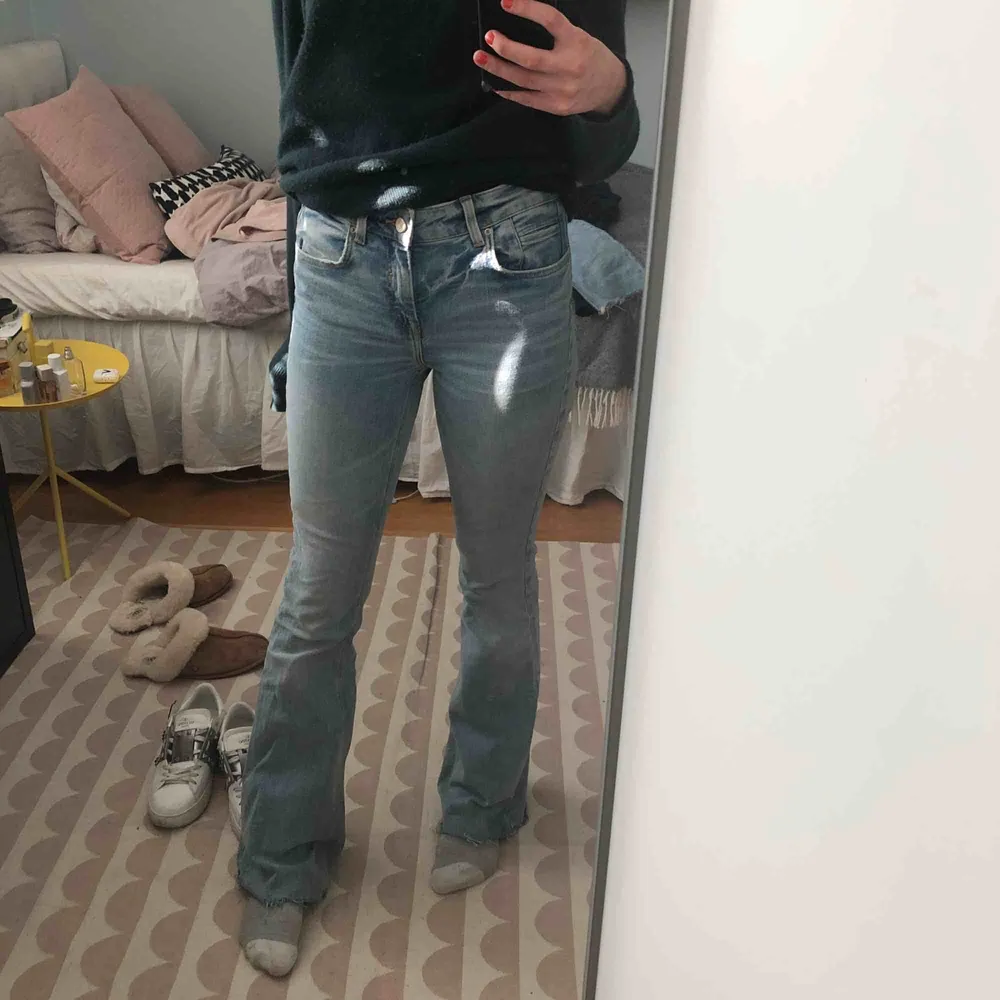 Zara bootcut jeans. Jeans & Byxor.