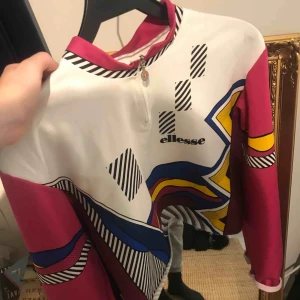  - Tröja från Ellesse i coolt mönster! Tunt material men tjockare än t-shirt:) skriv för mer info❤️