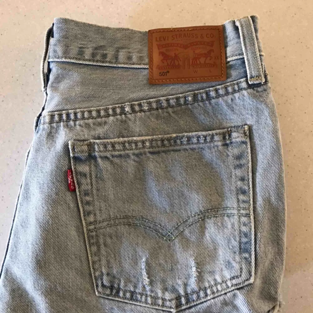 Levis shorts, säljer dom pågrund av att dom är försmå. Använda 2 gånger.  Storlek w28. . Shorts.