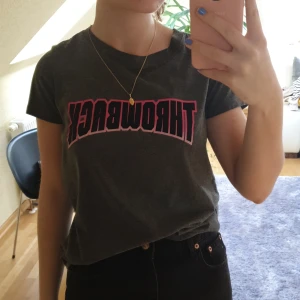Gina Tricot T-shirt - Grå t-shirt från Gina Tricot med trycket "throwback". Storlek S. Frakt på 66 kr tillkommer! 