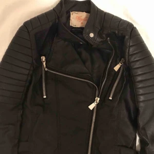  - Svart skinnjacka, ”Moto Jacket Black”, från Chiquelle. Storlek 36. Varsamt använd i fint skick!