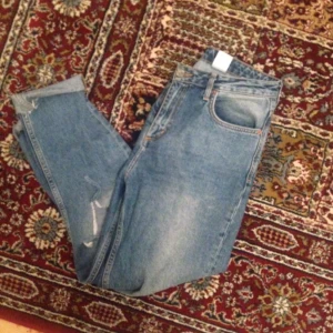  - Snygga boyfriend jeans med hål i knäna