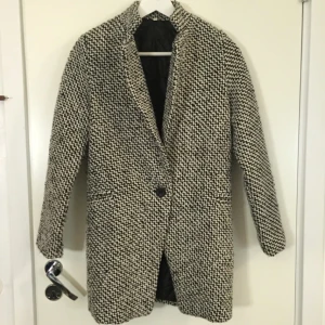  - Höstkappa i färgen "salt and pepper". Den är varm och stilren. 

Swish-betalningar är okej. :) 