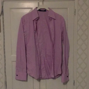  - J Lindeberg skjorta som knappt är använd, rosa, manchettärmar, nypris: 1200kr, tar swish