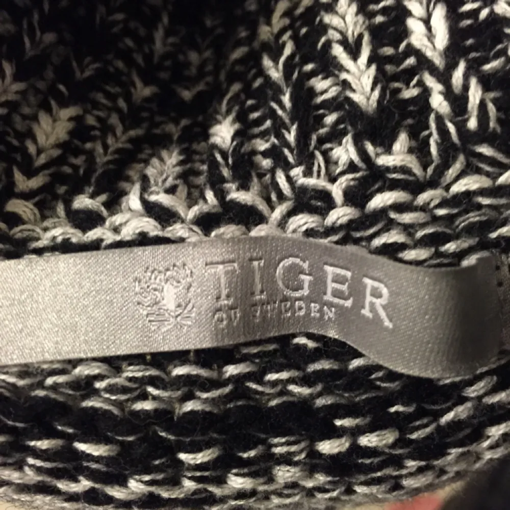 Snygg lång halsduk från tiger of sweden. Knappt använd. Betalning via swish eller överföring till min bank. 
Frakt står köparen för 40kr.
Maila vid frågor
Vänligen 
Josefine.

. Accessoarer.