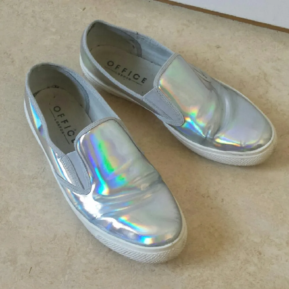 Holografiska slip-on skor från Office London. Skor.