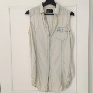  - En grym jäkla top/armlös kofta/klänning, whatever you want! 
Tillverkas inte längre. Köpt på Carlings för säkert 10 år sedan.
Kan användas öppen med linne instoppat i höga jeans/shorts, kan användas som klänning eller stängd under svarta stuprörsjeans. 
Har