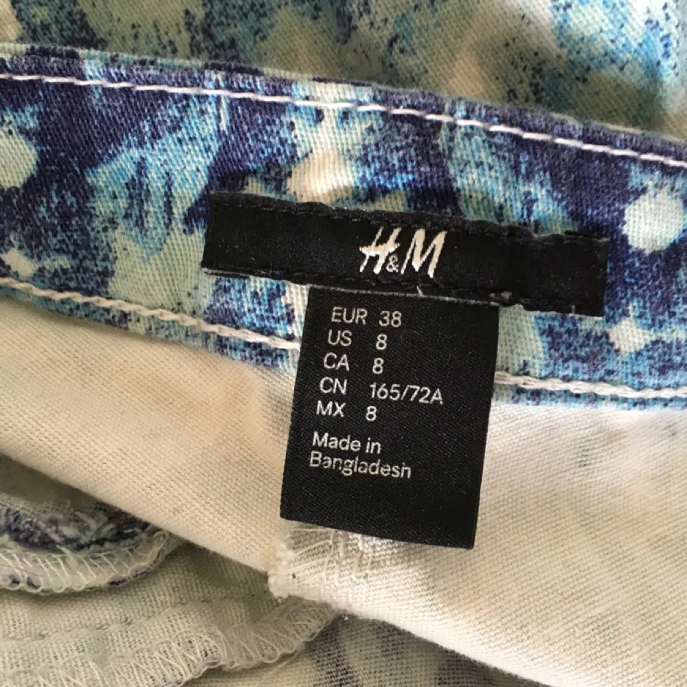 Ett Par mönstrade byxor från H&M !
Har en dragkedja på ena sidan längst benet. 3/4 långa ungefär. . Jeans & Byxor.